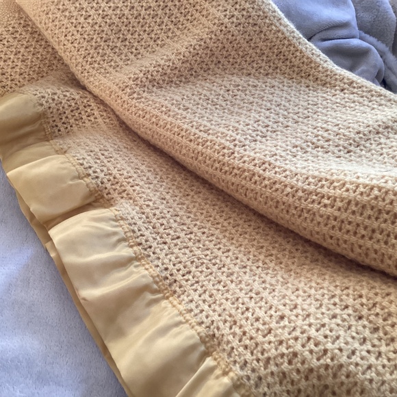 VINTAGE MUTED YELLOW/BEIGE PURE SCOTLAND WOOL SATIN TRIM BLANKET - Picture 11 of 12